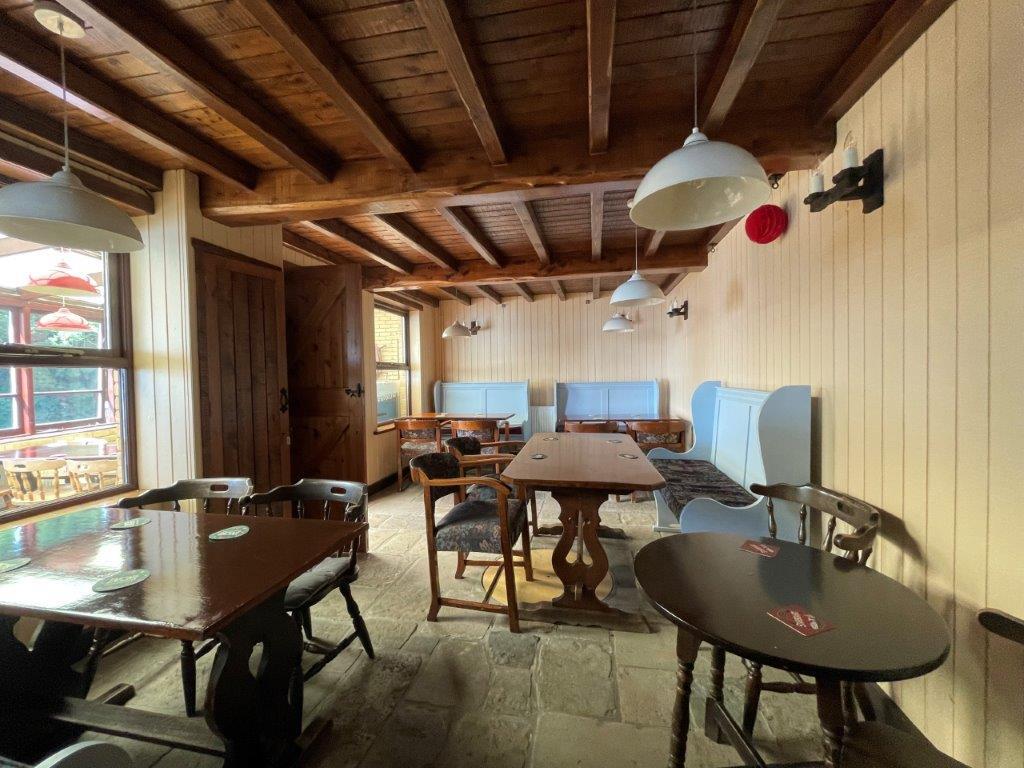 Lot: 98 - SEAFRONT PUBLIC HOUSE WITH STUNNING VIEWS AND OWNER/MANAGER LIVING ACCOMMODATION OVER - Looking at one of the many seating areas
